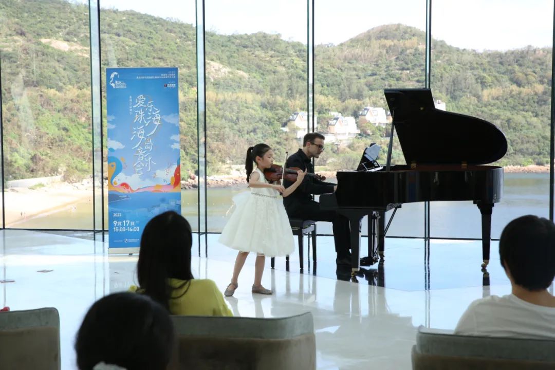 海岛音乐会上Yeonah Kim演奏.jpg 海岛音乐会上Yeonah Kim演奏.jpg